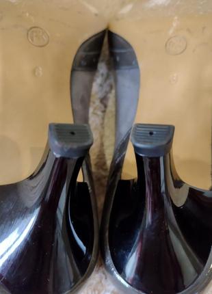 Peter kaiser элегантные лаковые кожаные туфли лодочки с острым зауженным носком.4 фото