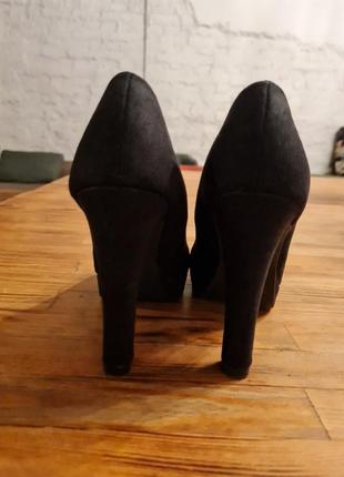 Класичні чорні туфлі на високому каблуку5 фото