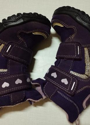 Чоботи для дівчинки.