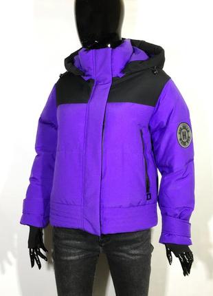 Жіноча яскрава зимова куртка фіолетового кольору6 фото