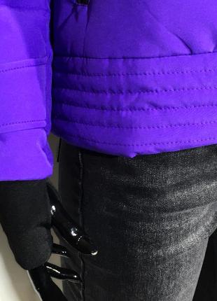 Женская яркая зимняя куртка фиолетового цвета8 фото