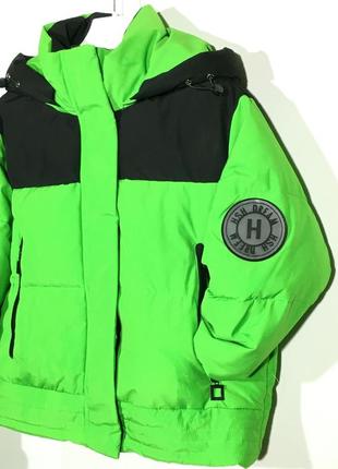 Женская яркая зимняя куртка зеленого цвета2 фото