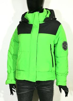 Женская яркая зимняя куртка зеленого цвета6 фото