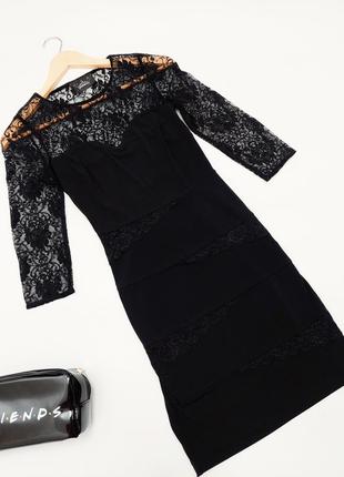 Жіноча чорна вечірня сукня футляр з середнім рукавом в сіточку від бренду queen, збоку блискавка-неведимка