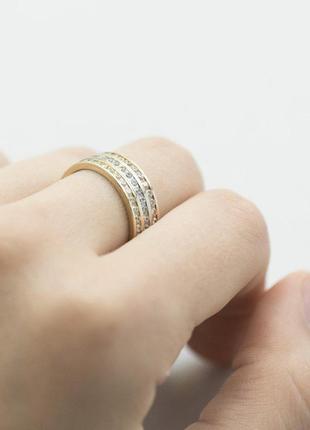 Золотое тройное кольцо з фианитами к019135 фото