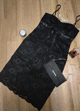 Нереальное кружевное вечернее платье длины миди на тонких бретелях