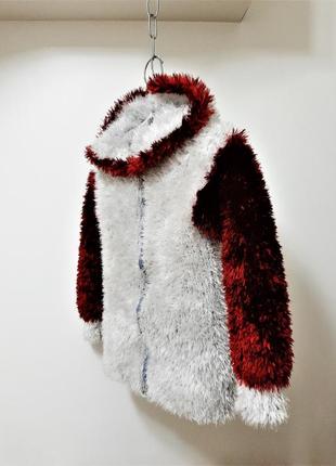 Тёплая пушистая куртка-кофта вязаная на молнии с капюшоном нить "травка" серо-красная на девочку 6-82 фото