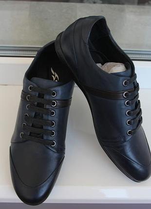 Чоловічі осінні кросівки. стильні, акуратні, шкіра. розміри:39,40,41,43,45