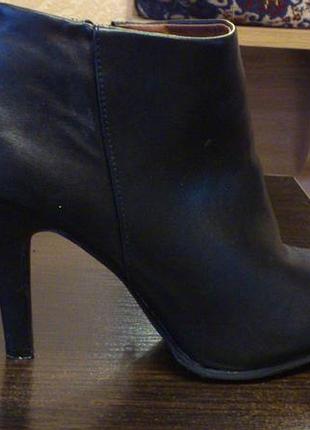 Боты на высоком каблуке