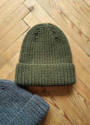 Тёплая зимняя вязаная шапка бини крупной вязки серая чёрная зелёная шапка бини3 фото