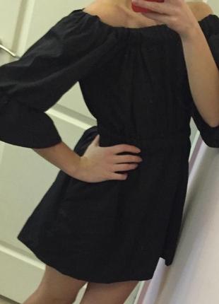 Плаття з відкритими плечима