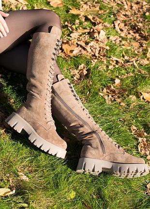 Зимові високі замшеві черевики берці з хутром натуральна замша зимні ботинки бежеві темний беж зима чобітки сапожки на тракторній підошві