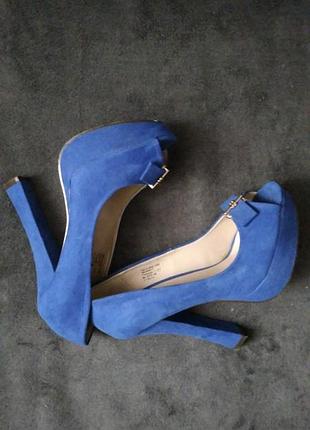 Туфлі з відкритим носком