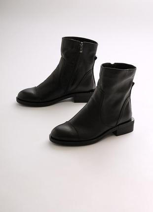 Зимние кожаные классические ботинки на низком каблуке3 фото
