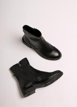 Зимние кожаные классические ботинки на низком каблуке2 фото