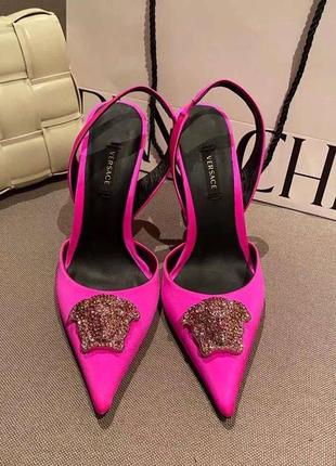 Розовые текстильные туфли в стиле версаче versace la medusa атлас шёлк