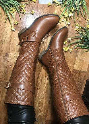 Эффектные рыжие стеганные сапоги в жокейском стиле