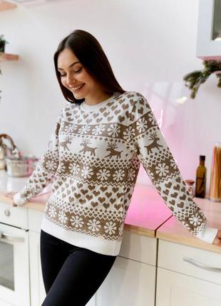 Женский свитер с оленями белый новогодний