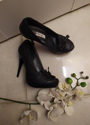 Чорні шкіряні туфлі