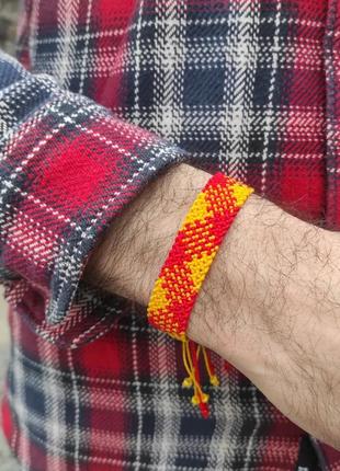 Чоловічий браслет ручного плетіння макраме "мерет" charo daro (жовто-червоний)1 фото