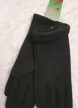 Трикотажные женские перчатки с сенсорным пальцем и декоративним елементом "dior" из бисера пр-ва boxing4 фото