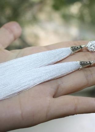 Серьги серёжки кисти кисточки белые с красивой бусиной шамбала3 фото