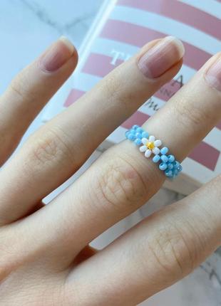 Голубое кольцо из бисера ромашка