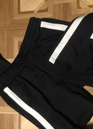 Штани з білою смужкою