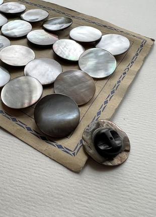 Пуговица гладкая перламутр на ножке серая 23мм ракуш