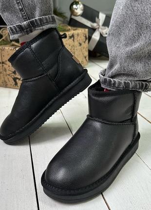Стильные угги короткие женские кожаные черные зимние натуральная кожа и эко-мех (зима 2022-2023)