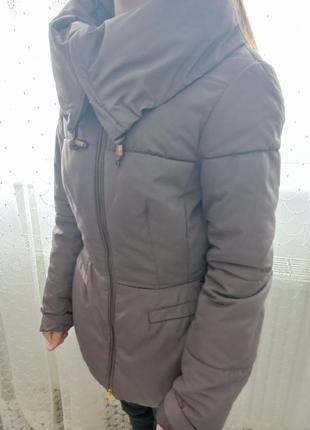 Дуже гарна курточка, колір хакі, носилася 1 сезон,zara