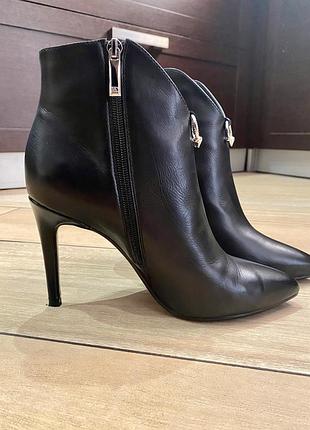 Жіноче взуття