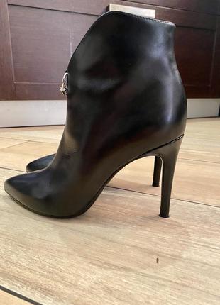 Жіноче взуття