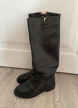 Продам новые сапожки зимние !!луи витон