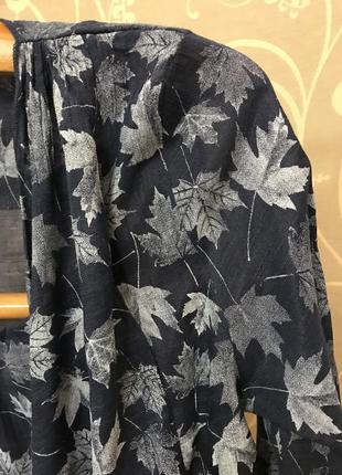 Очень красивая и стильная брендовая блузка в листиках.4 фото