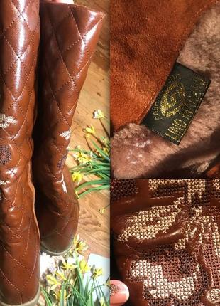 Ефектні коричневі зимові чобітки з вишивкою1 фото