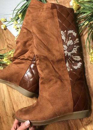 Эффектные коричневые зимние сапоги с вышивкой