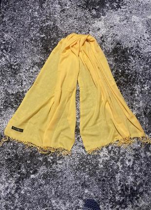 Шарф в патріотичному кольорі