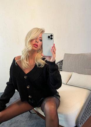 Жіночий вільний чорний кардиган об'ємної в'язки