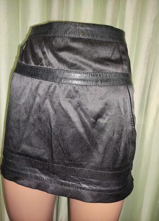 Черная лаковая юбка