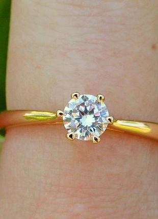 Кольцо xuping jewelry тонкое с белым фианитом 4  мм на шесть креплений р 18 золотистое