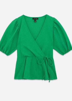 Новый зелёный, чёрный текстурированный топ блуза с баской , вырез на запах, рукава фонарики new look8 фото