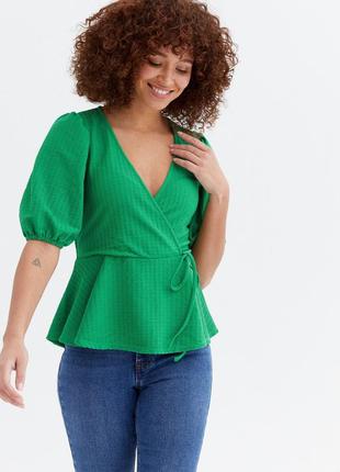 Новый зелёный, чёрный текстурированный топ блуза с баской , вырез на запах, рукава фонарики new look