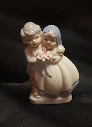 Фарфоровая статуэтка  "влюбленная пара" детей.2 фото