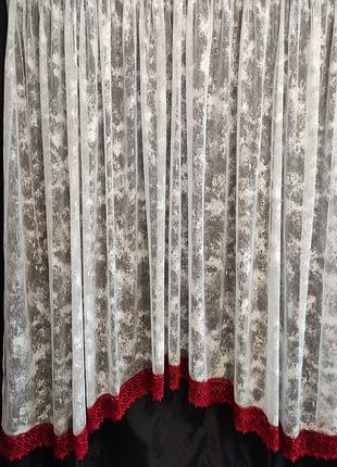 Красивая занавеска аркой с кружевом красного цвета