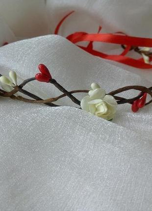 Віночок плетений з трояндочками і тичинками червоний з білим - обідок з дрібними квіточками і стрічкою2 фото