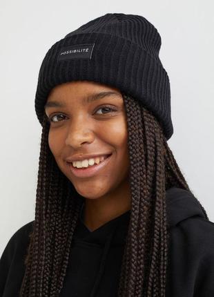 Чёрная женская шапка h&m1 фото