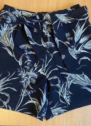 Шорты в растительный принт