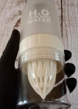 Универсальная спортивная бутылка для воды и напитков с цитрусовой соковыжималкой 650 мл белая(живые фото)5 фото