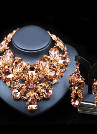Шикарний стіна ,набір . кольє і сережки. колір бежевий
